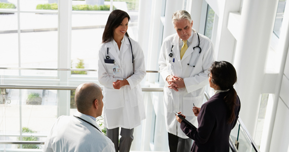 Un organisme de soins de santé comble de graves  lacunes en matière de sécurité et de conformité.